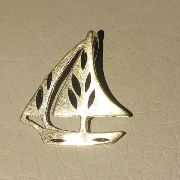 14k Pendant Charm Yellow Gold YG Mark Anthony Sailboat Sailing Beach - Picture 8 of 9